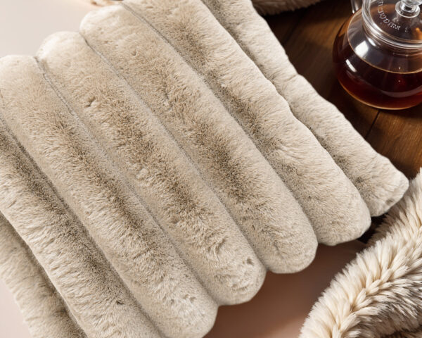 Rib Rabbit Fur Sierkussen Zand 50 x 50 - Afbeelding 2